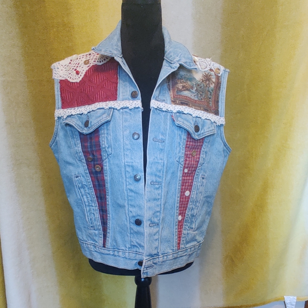 Levi's embroidered jean vest sz L